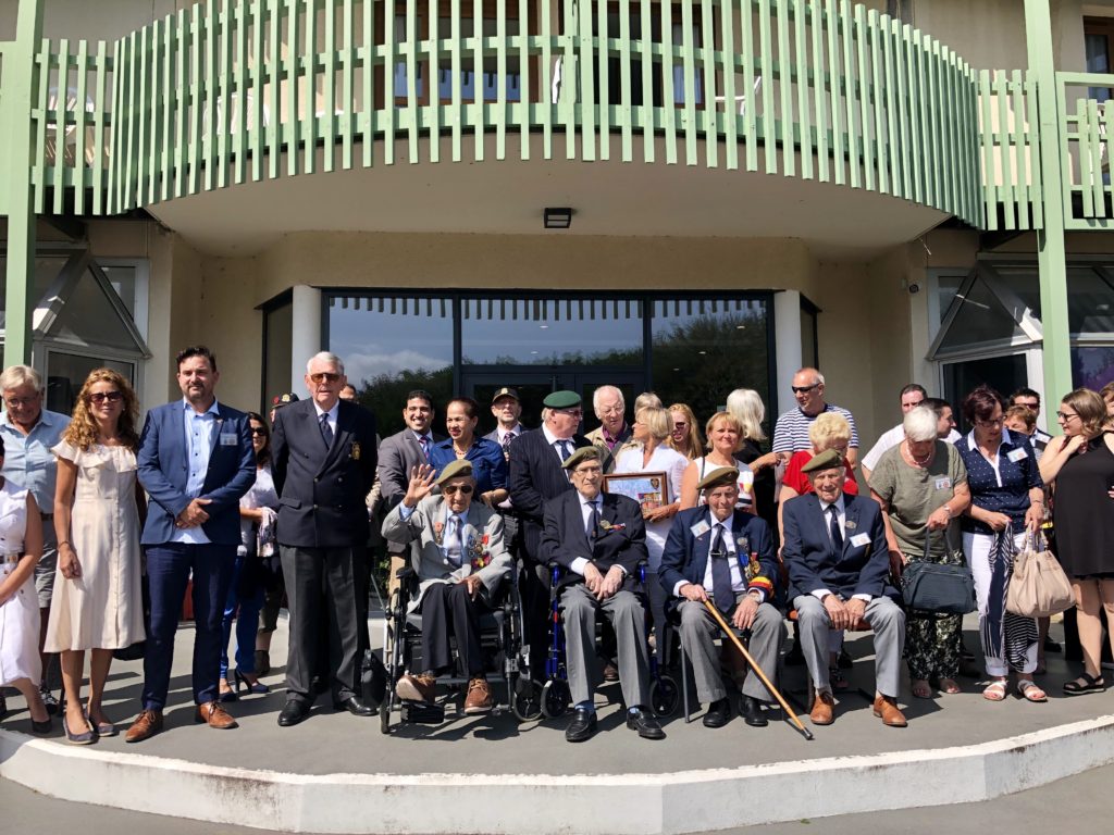 Los veteranos de guerra de la brigada Piron y sus familias están acudiendo a diferentes conmemoraciones en Francia.