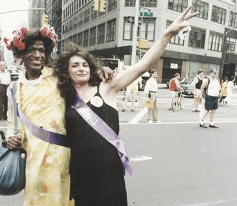 Festejo. Sylvia Rivera y Marsha P. Johnson en una de las marchas que celebraban su participación en los disturbios.