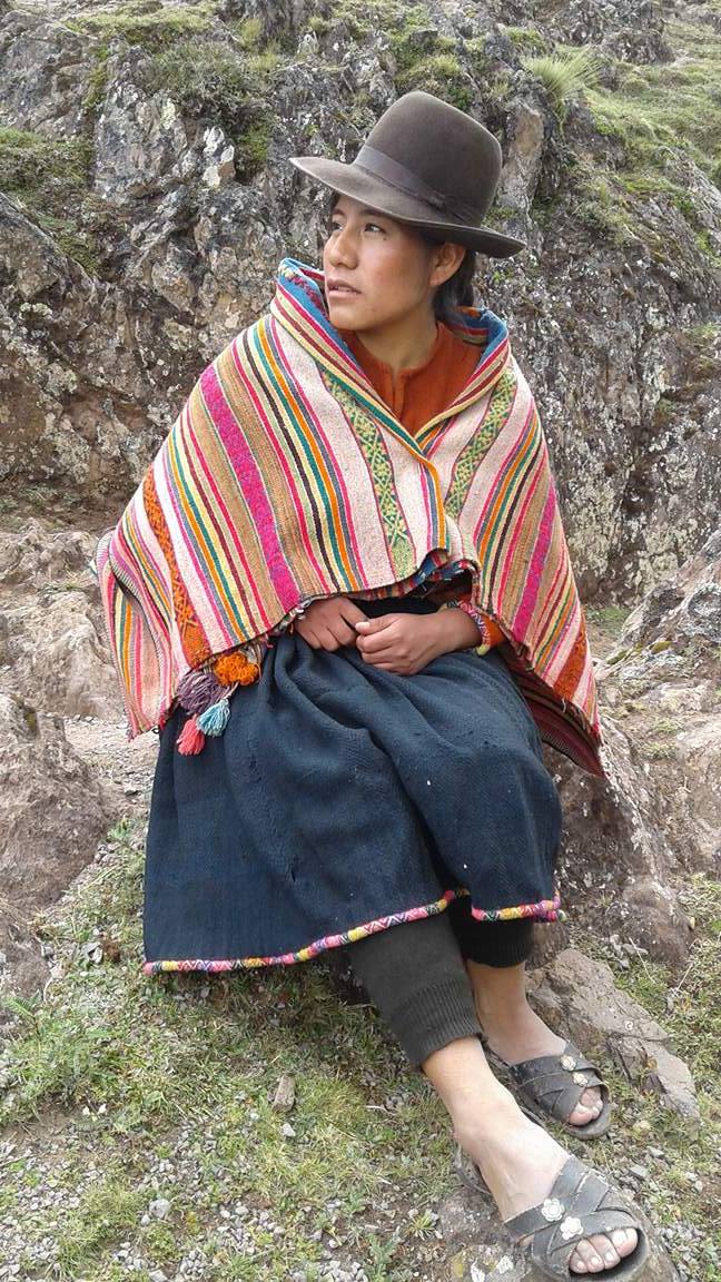 Inés usando un traje típico de mujer andina