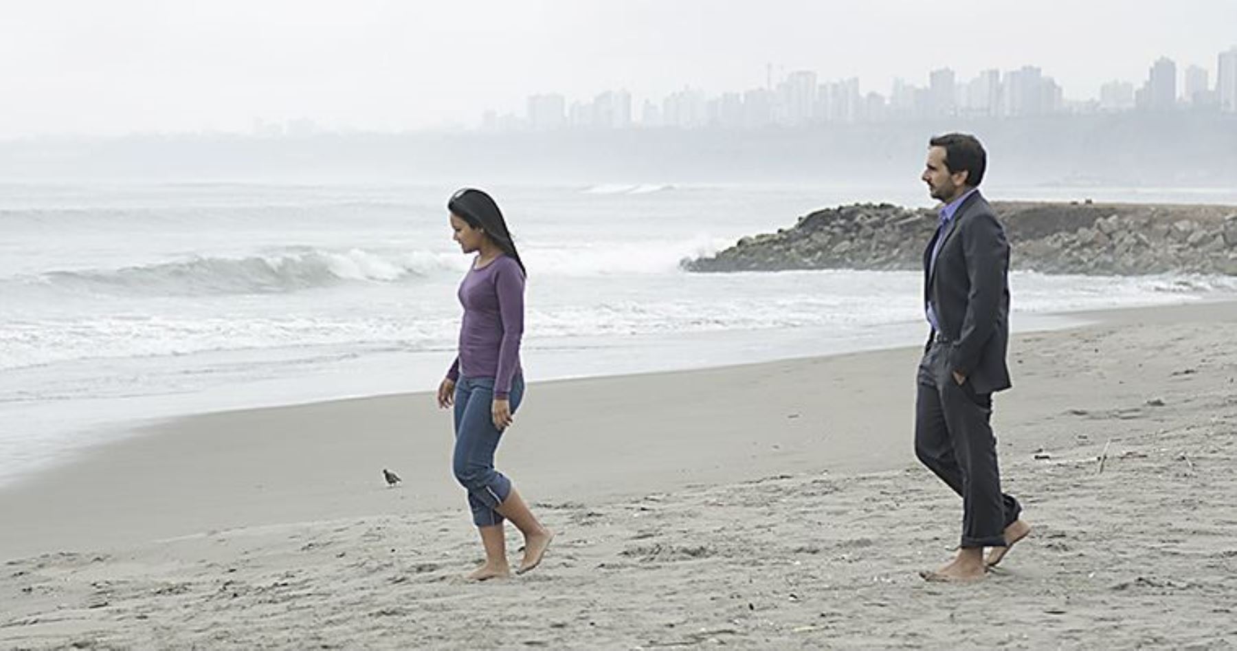 Adrián Ormache y Miriam, protagonistas de ‘La hora azul’, en una escena de la película.