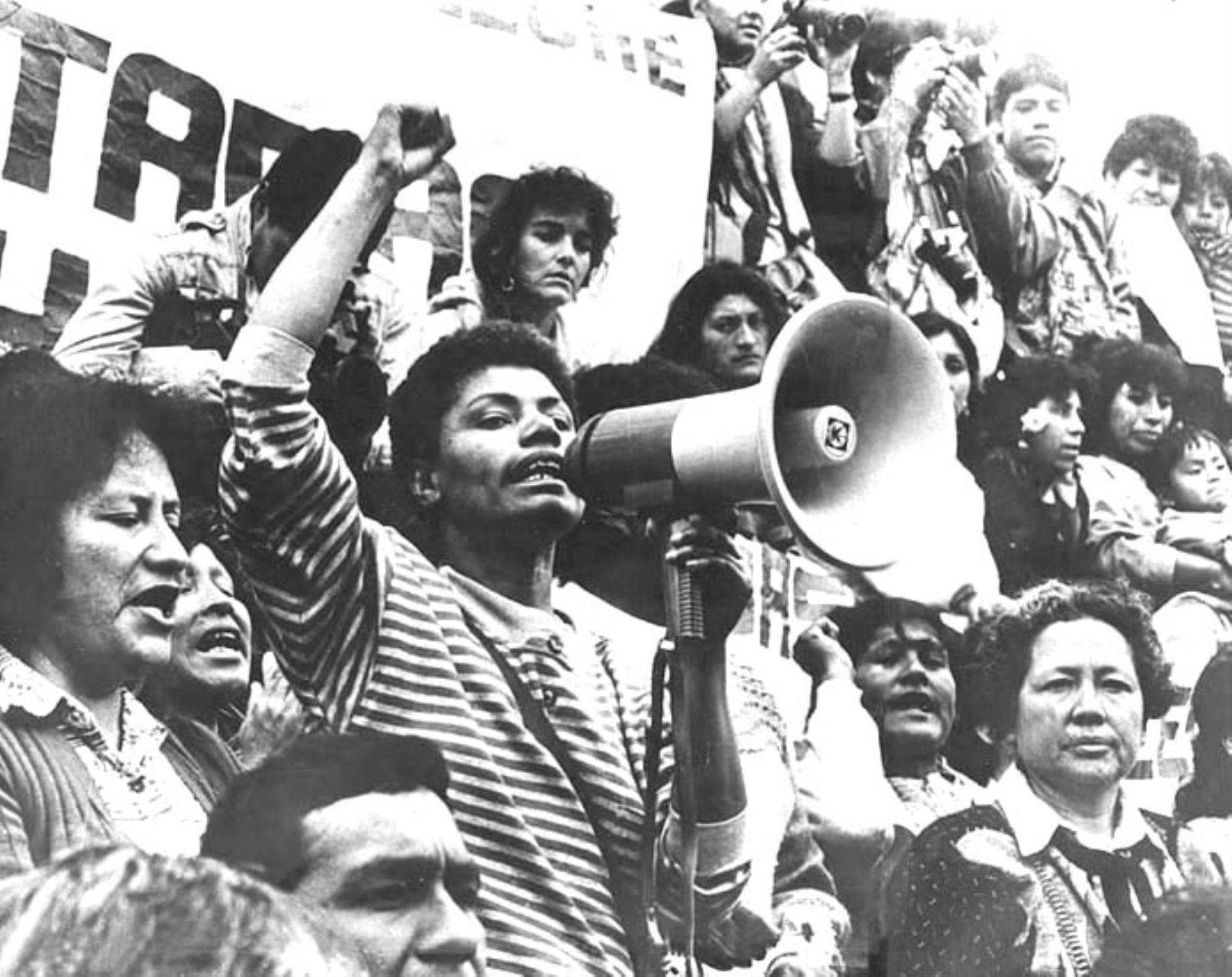 Maria Elena Moyano y las integrantes de la Federación Popular de Mujeres de Villa el Salvador participando en una manifestación.