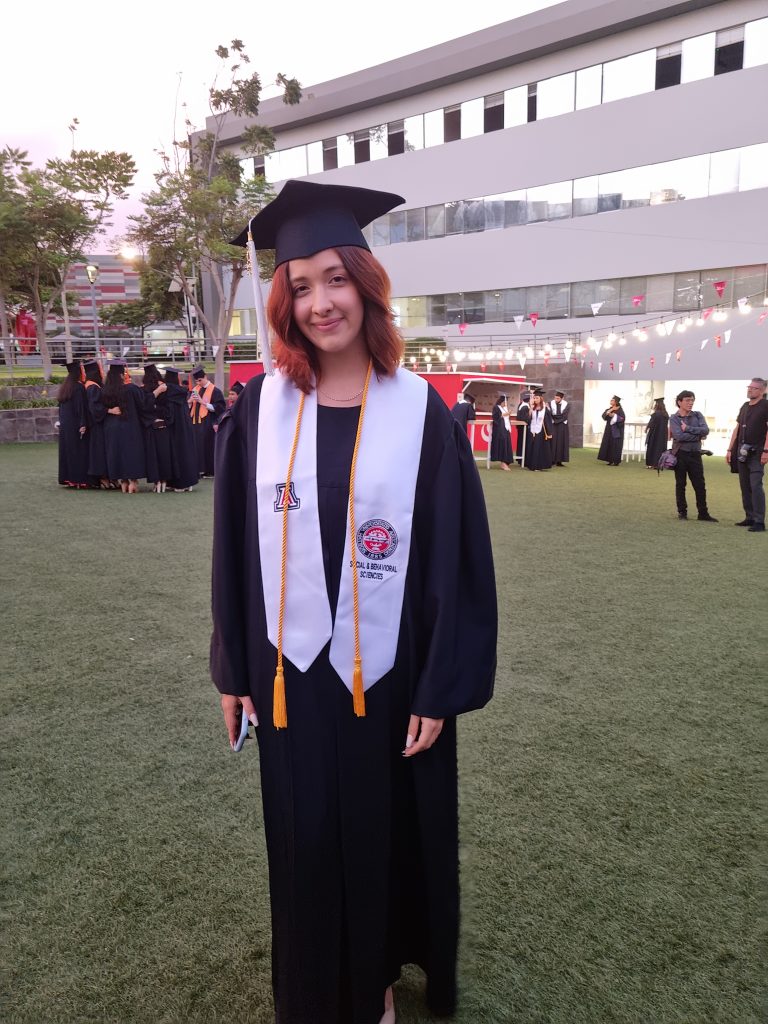 Paula Rivera Cárdenas de la carrera de Comunicación y Periodismo se graduó en el programa de la Universidad de Arizona.