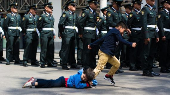 Niños juegan cerca de un grupo de militares. (Foto: Tito Mariátegui)