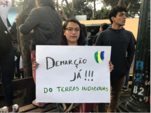 “Demarcación ya!! De tierras indígenas” manifestantes en contra de las políticas ecológicas de Bolsonaro.