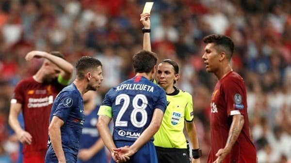 Stephanie Frappart se convirtió en la primera árbitra en dirigir un partido definitorio en el fútbol de Europa. (Foto: REUTERS/JOHN SIBLEY)