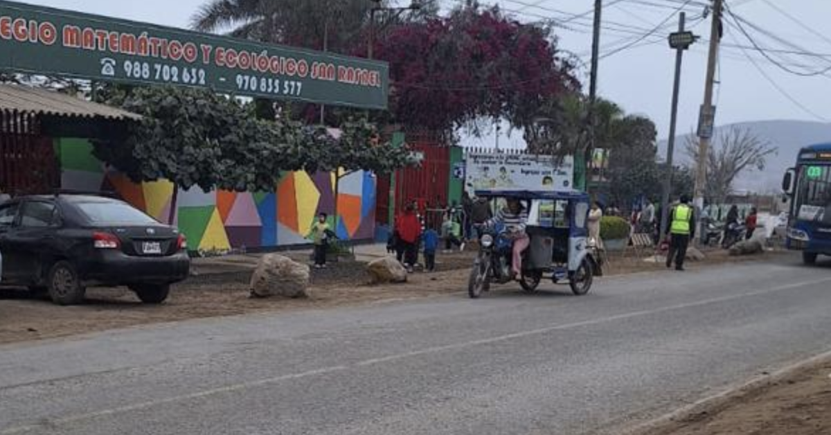 Las pistas frente al frontis del colegio Matemático San Rafael recientemente han sido pavimentadas, debido a las quejas de los padres, ya que el año pasado un estudiante falleció atropellado. Foto: Rosa Constantino.