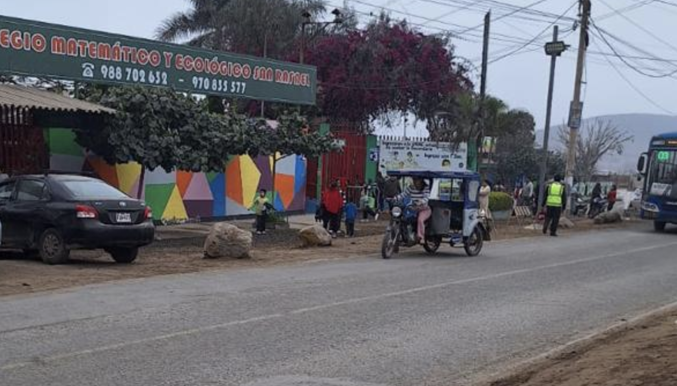 Las pistas frente al frontis del colegio Matemático San Rafael recientemente han sido pavimentadas, debido a las quejas de los padres, ya que el año pasado un estudiante falleció atropellado. Foto: Rosa Constantino.