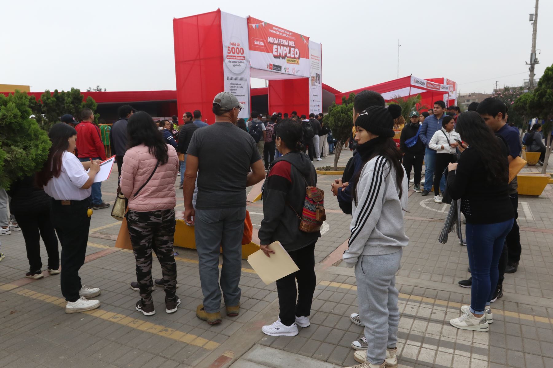 En las áreas urbanas, la falta de empleo o de estudios es más una cuestión de acceso a oportunidades costosas. Foto: Andina